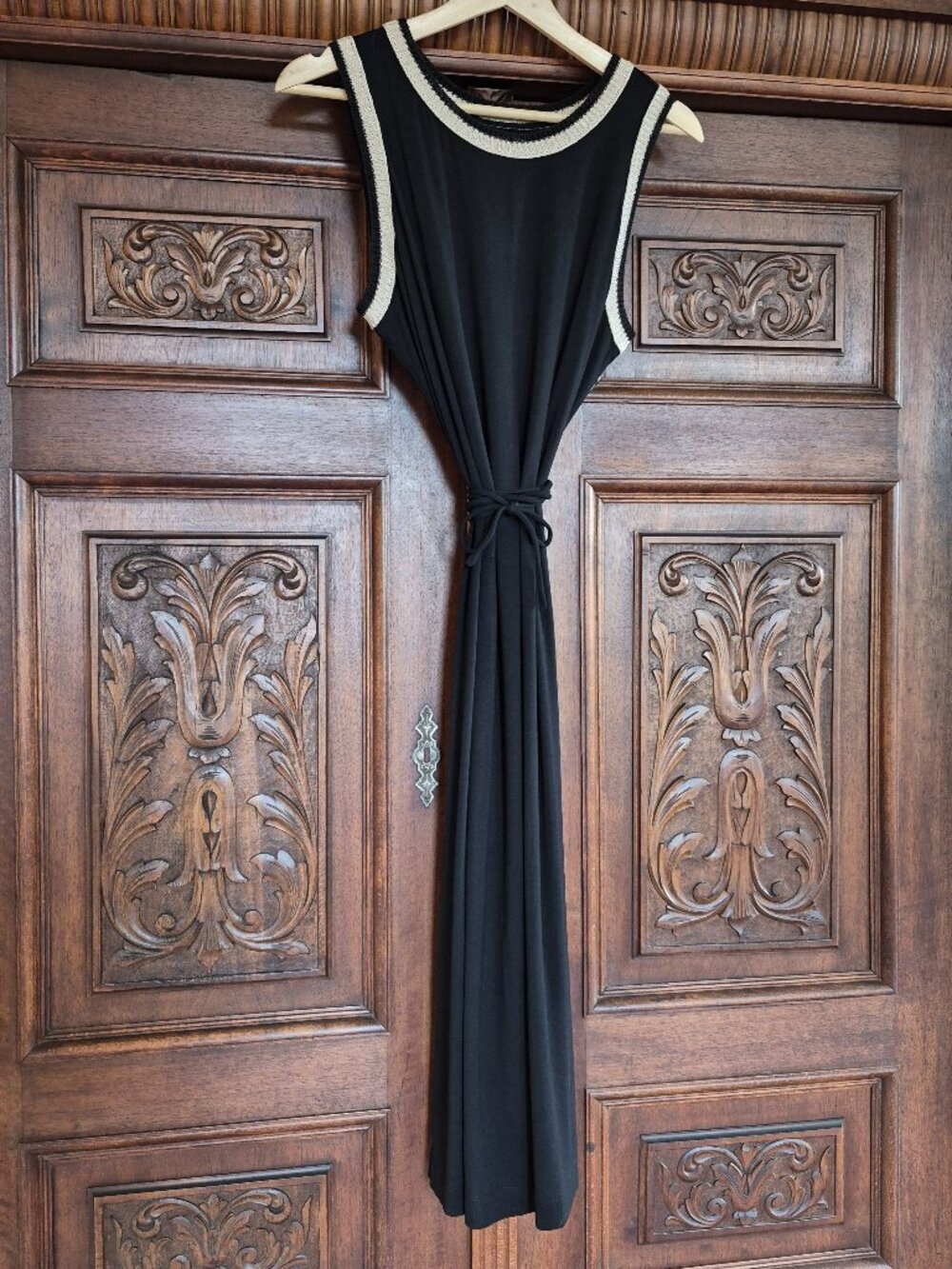 LIKE NEW Loft Midi Dress - Picture 4 of 10